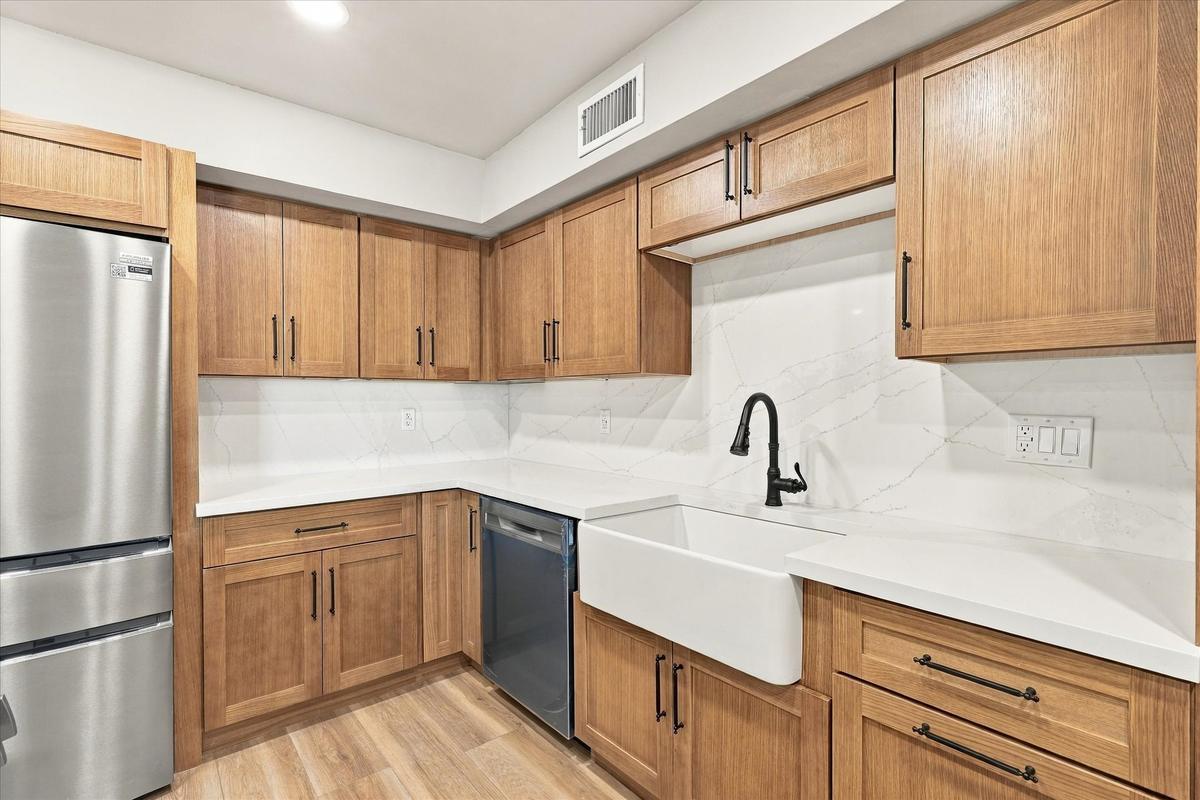 Kitchen sink and quartz backsplash